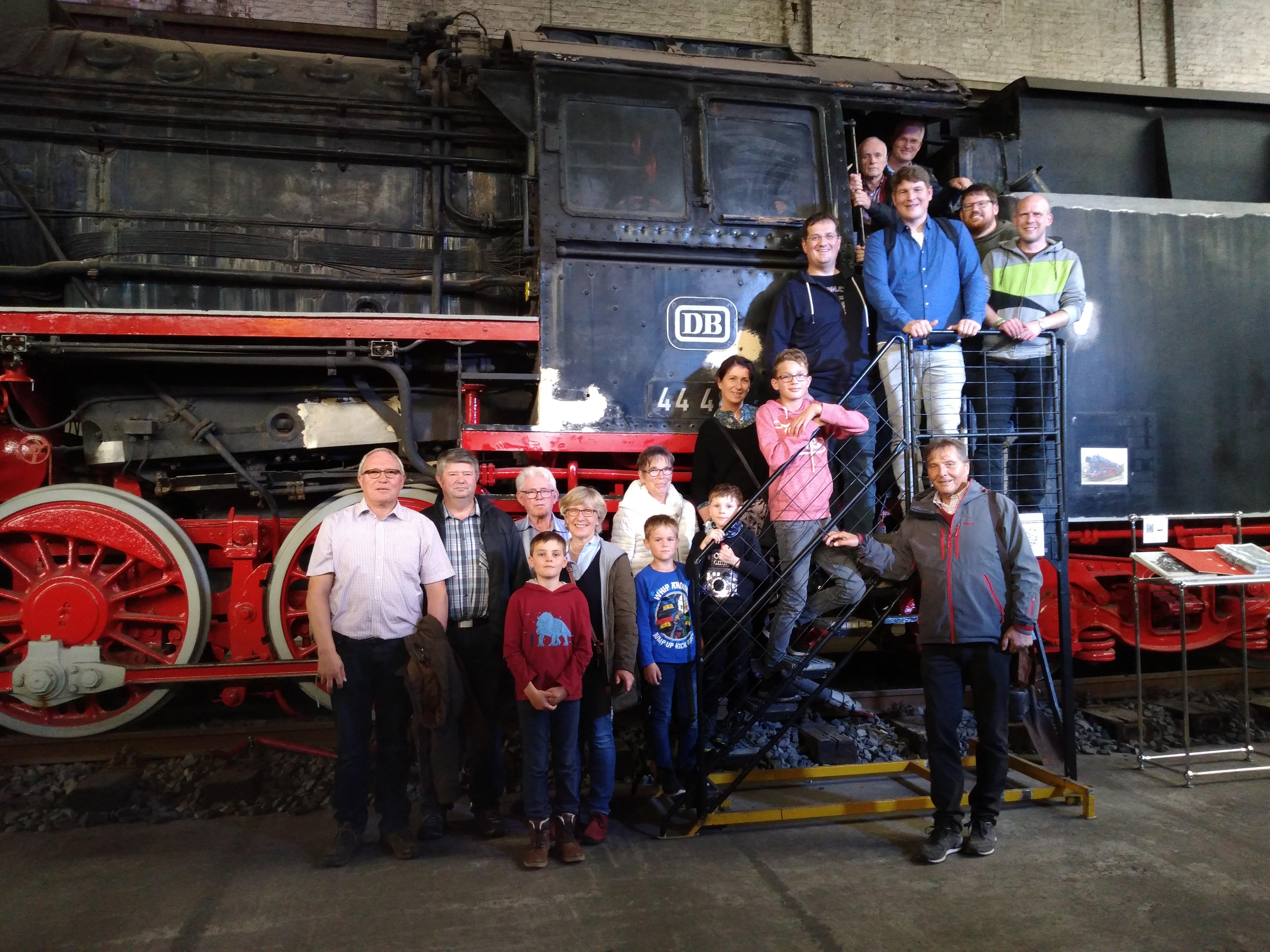 Mitglieder und Freunde der CDU-Ortsunion Eissen vor einer Lokomotive im Technikmuseum Kassel