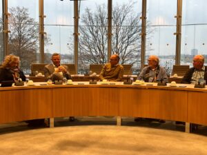 Mitglieder des CDU-Stadtverbands Willebadessen in einem Sitzungssaal des Landtags von Nordrhein-Westfalen