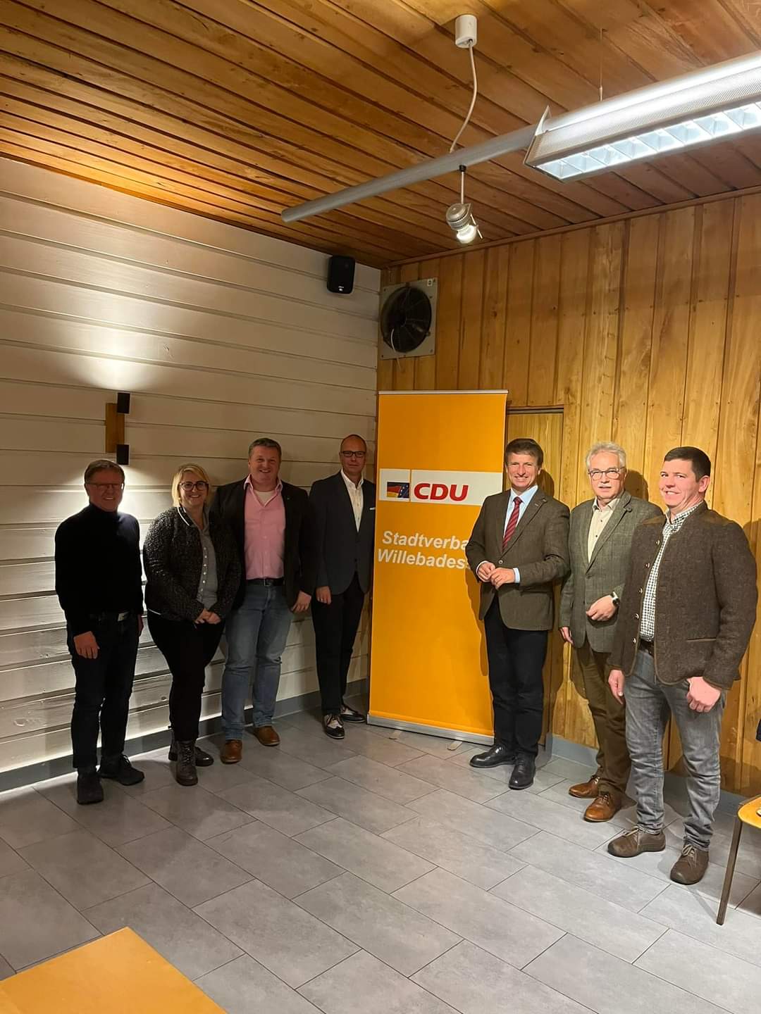 Mitglieder des CDU-Stadtverbands Willebadessen auf der Jahreshauptversammlung 2023 vor einem CDU-Aufsteller