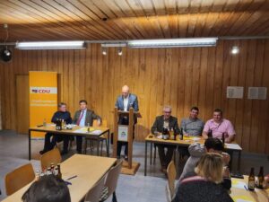 Heiko Hansmann begrüßt die Mitglieder des CDU-Stadtverbands Willebadessen anlässlich der Jahreshauptversammlung im Jahr 2023