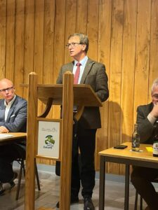 Landrat Michael Stickeln referiert auf der Jahreshauptversammlung des CDU-Stadtverbands Willebadessen über die Zukunft des Kreises Höxter.