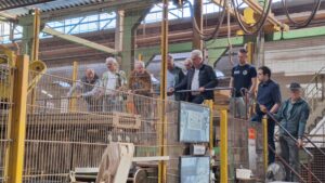 Männer schauen sich die Produktion von Ziegelsteinen an