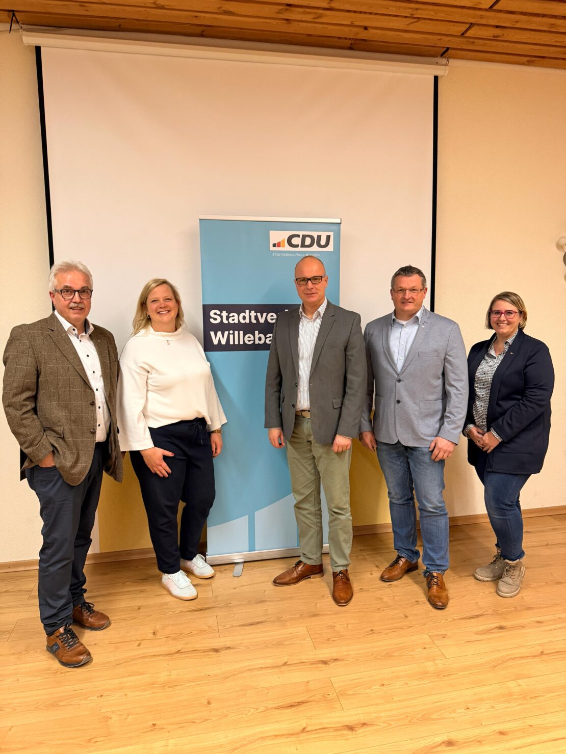 Drei Männer und zwei Frauen stehen in einem Raum vor einem hellblauen Aufsteller mit dem Schriftzug CDU-Stadtverband Willebadessen.